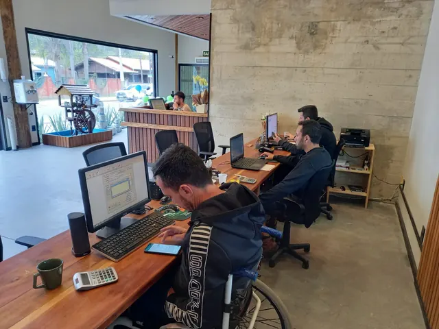 Equipe da Madeireira Rio Amazonas trabalhando no escritório interno