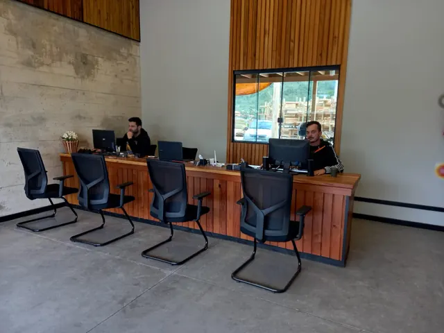 Recepção da Madeireira Rio Amazonas com equipe atendendo clientes