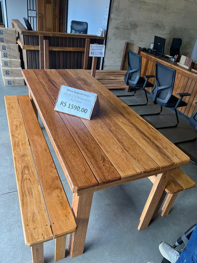 Mesa de madeira maciça exposta no showroom da Madeireira Rio Amazonas em Camboriú