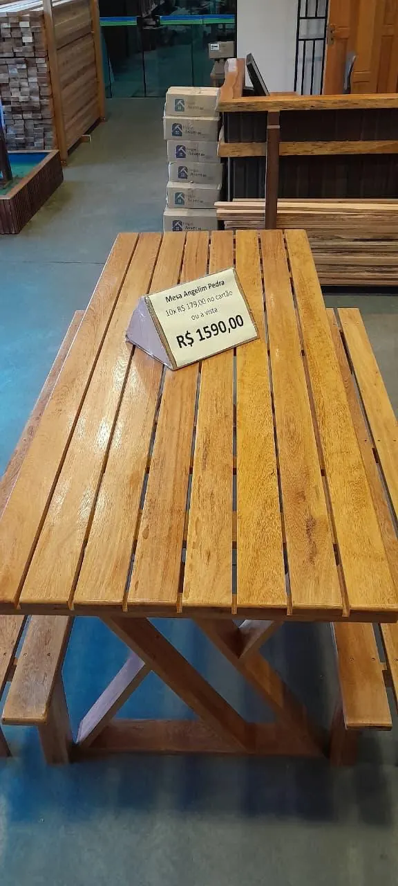 Mesa de madeira maciça Angelim Pedra com bancos, fabricada pela Madeireira Rio Amazonas