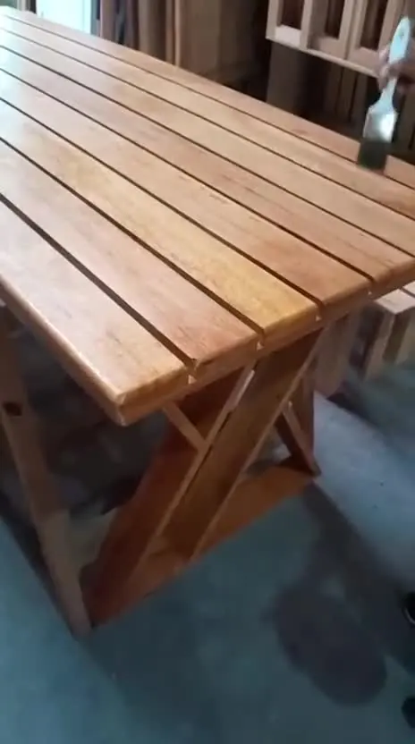 Acabamento de mesa de madeira sendo aplicado no galpão da Madeireira Rio Amazonas