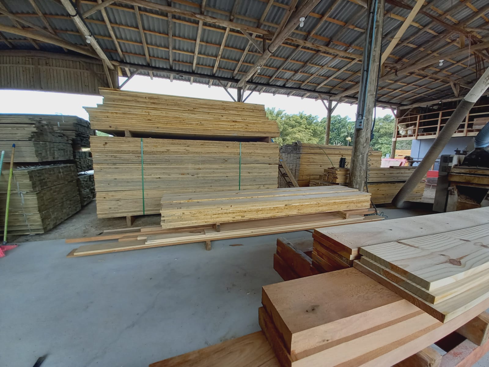 imagem madeireira em camboriu Rio Amazonas Madeiras para Construcao Reforma Deck Pergolados Alvenaria Cacharia (25)